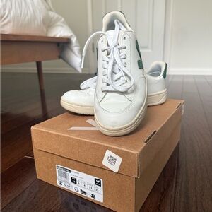 EUC Veja V-12 Leather White Sneakers with Green Size 37, 6